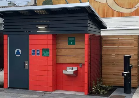 „Faimoasa toaletă SF a fost deschisă publicului”. Americanii au inaugurat un WC public de 1,7 milioane de dolari