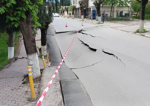 Măsurile luate de autorități în Slănic Prahova, după ce o stradă s-a surpat. Zeci de persoane au fost evacuate