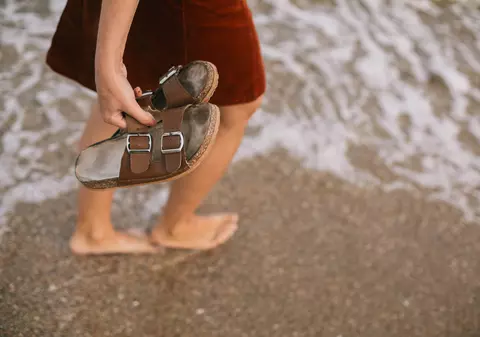 5 Modalități șic de a purta șlapi eleganți