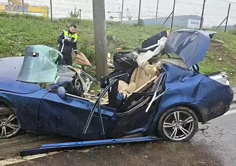 Șofer mort la 2 Mai, după ce a intrat cu BMW-ul într-un stâlp. Pasagerului din dreapta i s-au amputat falangele