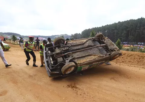 O mașină a ieșit de pe traseu și a intrat în mulțime la o competiție auto din Sri Lanka. Cel puțin șapte oameni au murit