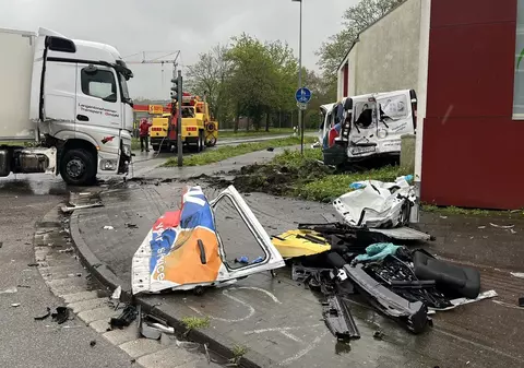 Doi români au murit în Germania, unde microbuzul în care călătoreau a fost făcut praf de un TIR