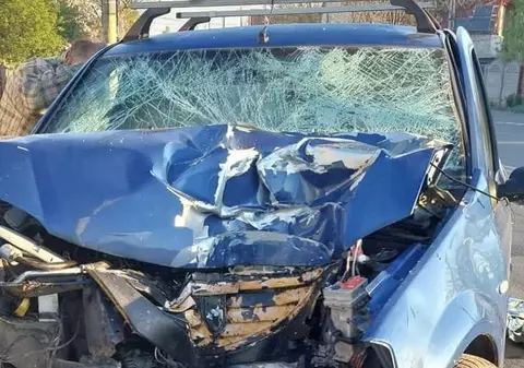 Un șofer care fugea de poliție, în Roșiori de Vede, a murit după ce a intrat cu mașina într-un stâlp