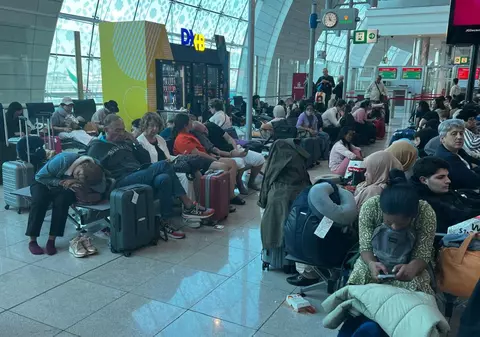 „Am stat opt ore la o coadă, se băteau între ei, vai și amar”. Mărturia unui român blocat pe aeroportul din Dubai din cauza inundațiilor