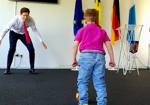 Băieţelul din Gorj, vândut de familie şi dus în Germania, a ajuns înapoi în ţară. Specialiști: „Are traume, dar le va depăşi”