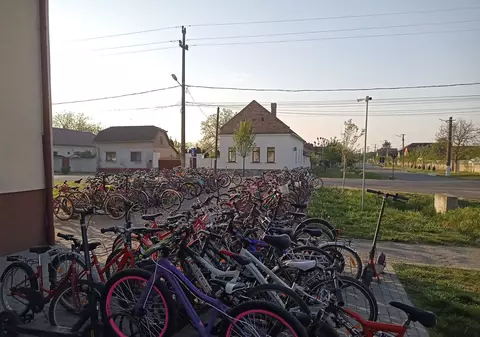 Imagini cu zeci de biciclete în fața unei școli dintr-o comună din Arad, unde autoritățile spun că jumătate dintre elevi pedalează