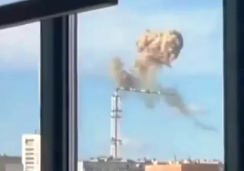 Momentul în care turnul de televiziune din Harkov se rupe în două după un atac rusesc. VIDEO