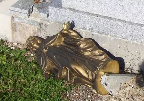 Trei români au jefuit peste 300 de morminte în Franța. Prejudiciul creat de „tâlharii din cimitire” se ridică la 175.000 de euro