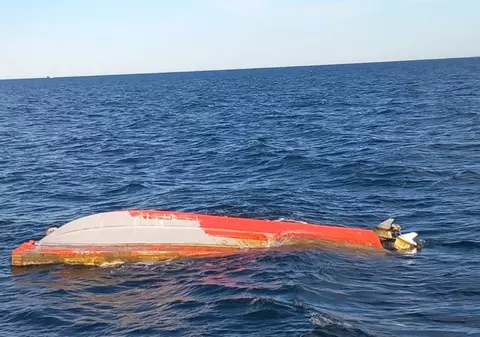 Ambarcaţiunea răsturnată lângă Tuzla, detonată în Poligonul Midia. Oamenii s-au speriat de zgomot și au sunat la 112