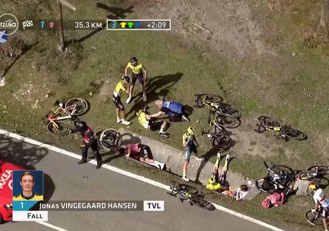 Rutierul danez Jonas Vingegaard, implicat într-o căzătură groaznică în Turul Țării Bascilor: „Este conștient, are clavicula și câteva coaste rupte” | VIDEO