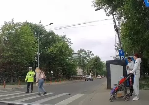 Femeie din Bacău, amendată cu sute de lei pentru că a trecut strada. De ce a sancționat-o polițistul de la Rutieră | VIDEO