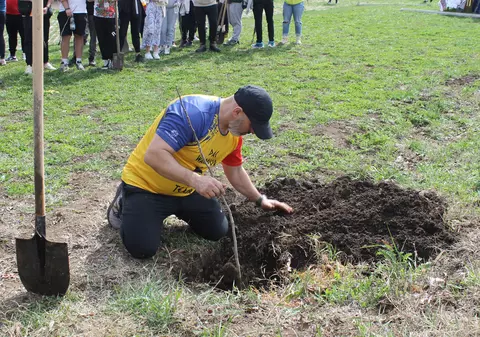 Patronul pensiunii Ferma Dacilor, pasibil de amendă pentru nucii plantați în memoria victimelor incendiului din decembrie