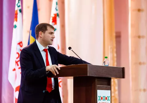 Susținători ai oligarhului fugar Ilan Șor s-au îmbrâncit cu angajați ai aeroportului din Chișinău în timp ce se întoarceau de la Moscova | VIDEO