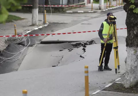 Ultimele detalii despre strada surpată din Slănic. Care este principala cauză a prăbușirii. Anunțul prefectului