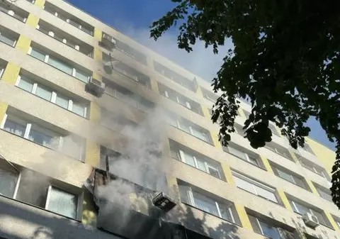 Incendiu într-un bloc din București. Oamenii au fost evacuaţi cu autoscara. 4 persoane au ajuns la spital