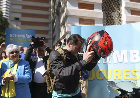 Sebastian Burduja și-a depus candidatura pentru Primăria Capitalei. A venit pe motocicletă la eveniment. Ce mesaj a avut pentru Nicușor Dan