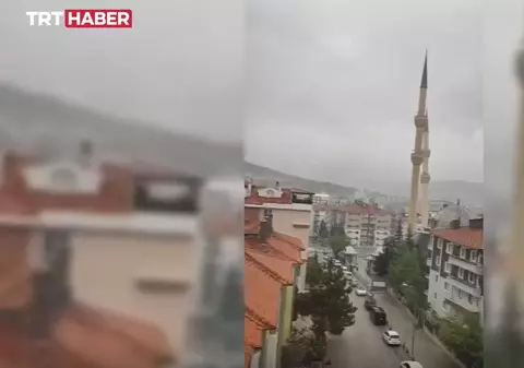 Momentul filmat când un minaret al unei moschei din Turcia se prăbușește, doborât de vânt