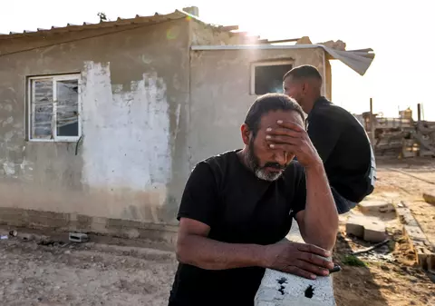 Beduinii din Israel, furioşi după ce Amina, o fată de şapte ani, a fost rănită în atacul iranian. Copila se zbate între viaţă şi moarte. Statul evreu nu recunoaște satele acestor ciobani arabi