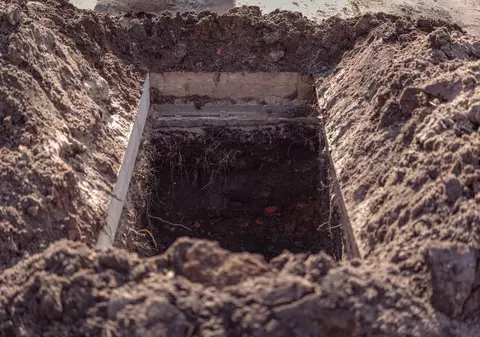 Un sucevean și-a dezgropat prietenul, ca să se asigure că e mort, după ce l-a visat