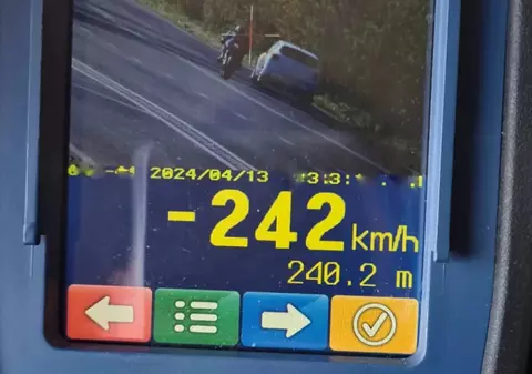 Motociclist surprins de radar în judeţul Constanţa. Poliţia: „242. Nu sunt numere la loto"