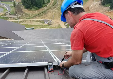 Expert: În cinci ani, România ar urma să producă toată energia electrică din surse regenerabile. „Avem capacitatea de a concura cu orice stat din lume”