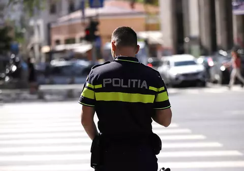 Bărbat din București, arestat după ce și-a urmărit soția în trafic, a spart geamul mașinii și a lovit-o. Unde a fost prins