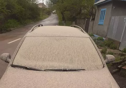 Praf saharian în România. Șoferii din mai multe zone ale țării și-au găsit azi mașinile acoperite de un strat roșiatic. FOTO