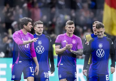 Tricoul cu numărul 44 al naţionalei Germaniei, retras de la vânzare de către Adidas din cauza asemănării cu un simbol nazist