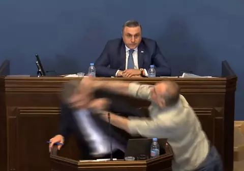 Parlamentarii din Georgia s-au luat la bătaie în timp ce dezbăteau proiectul de lege privind „agenții străini", considerat de influență rusească | VIDEO