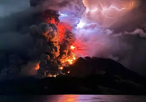Sute de persoane, evacuate după erupţia vulcanului Ruang din Indonezia. Lavă şi nori de cenuşă, aruncate