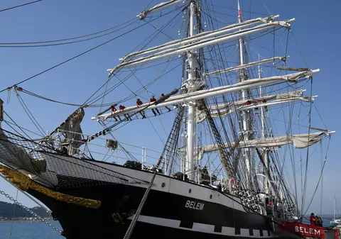 Flacăra olimpică ajunge în Franța cu un velier lansat la apă în 1896, anul primelor Jocuri Olimpice moderne