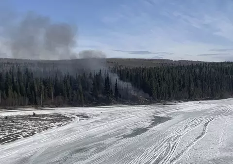 Un avion care transporta combustibil s-a prăbușit lângă un râu înghețat din Alaska