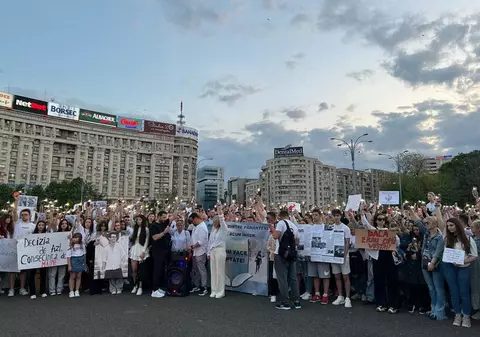 Peste 200 de persoane au protestat în Piaţa Victoriei față de modul cum se judecă dosarul lui Vlad Pascu