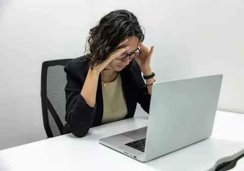 Sondaj eJobs x Up România: 41% dintre angajați sunt nemulțumiți și foarte nemulțumiți de actualul loc de muncă. Salariul, relația cu managerul și lipsa recunoașterii profesionale sunt principalele motive de frustrare. O treime declară că își va schimba jobul în perioada următoare