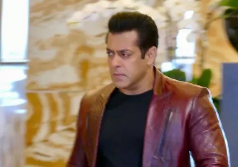 Două persoane au fost arestate după ce au tras focuri de armă în casa lui Salman Khan. În ce stare e actorul, care se afla în locuință la momentul atacului