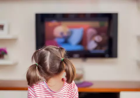 Televiziunile pentru copii sunt destul de mari în audiențe și nu doar cei mici le urmăresc. Părinții stau pe-aproape, cu telecomanda