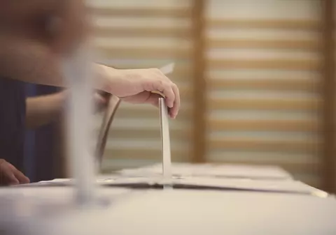 Gabriela Firea adună electoratul PSD din Capitală și îi suflă în ceafă lui Nicușor Dan