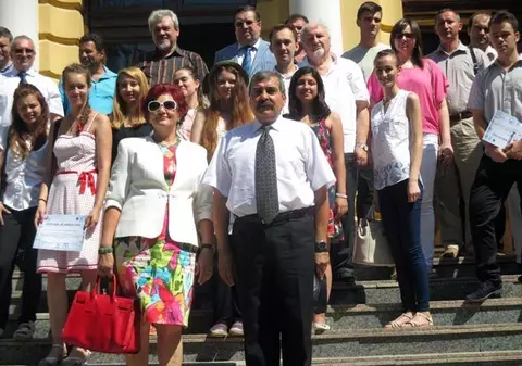 Eroii nevăzuți ai României. Profesorii pensionari din Iași care meditează gratuit copiii fără posibilități