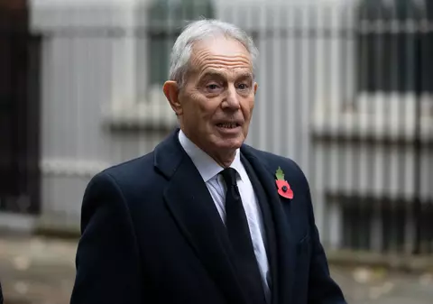 „Un fel de profet pentru poporul nostru”. De ce îi fac  kosovarii statuie fostului premier britanic Tony Blair | FOTO
