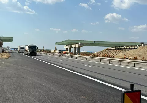 Trafic deviat pe A1 Bucureşti-Piteşti, începând de joi seară, pentru montarea grinzilor la pasajul care traversează autostrada, la kilometrul 18