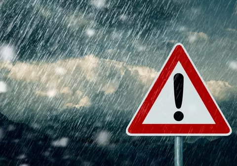 Alertă meteo de ploi în toată țara și vânt puternic, până luni după-amiază. La munte este cod galben de ninsori. Cum va fi vremea în Bucureşti