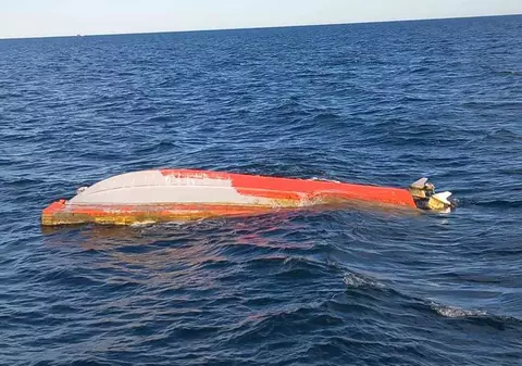 Barcă răsturnată în Marea Neagră, la Tuzla. Echipajele de salvare nu au găsit în zonă nicio persoană
