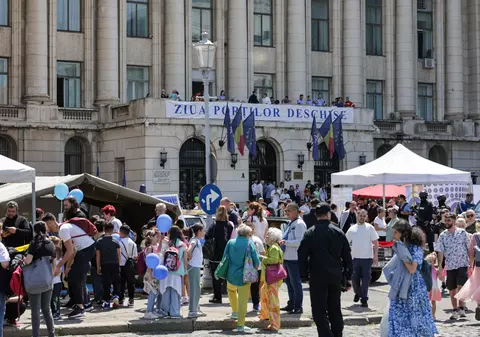 FOTO | Copiii au preluat puterea la Ministerul Afacerilor Interne. Cei mici pot păși pe balconul unde Ceaușescu a ținut ultima cuvântare