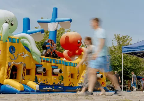 Castel gonflabil luat de „ciclon” și aruncat în fluviul Elba, la Magdeburg. 6 copii au fost răniți