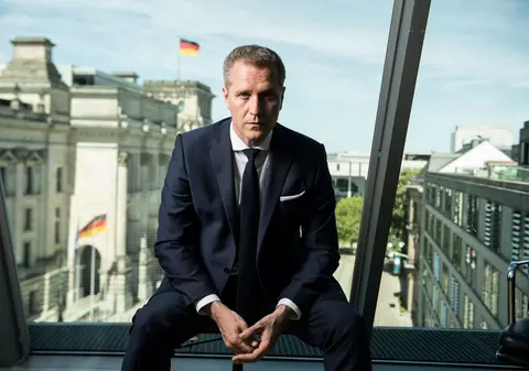 Biroul și proprietățile deputatului german Petr Bystron, acuzat că a luat mită de la oligarhi ruși, luate cu asalt de poliție