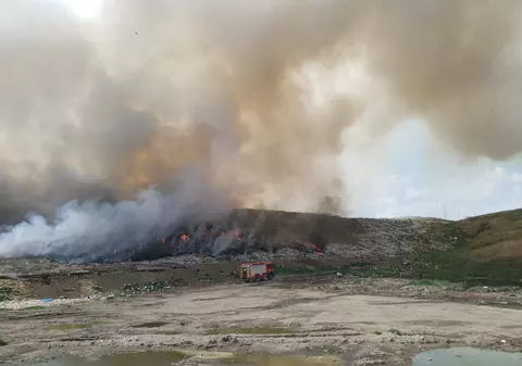 Groapa de gunoi din Galați încă arde. Pompierii estimează „cel puţin alte 12 ore de lucru pentru stingerea acestui incendiu major”