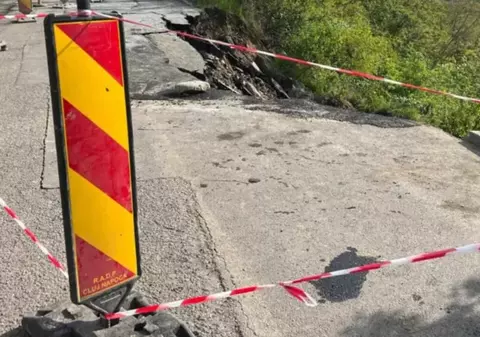 Alunecare de teren pe un șantier din Cluj-Napoca. Există riscul să se extindă înspre locuințele din preajmă