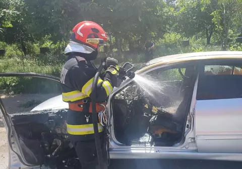 Un bărbat a murit într-o mașină cuprinsă de flăcări într-o parcare din Suceava