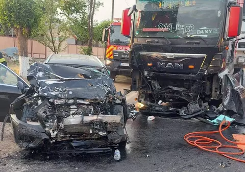 Mama unei șoferițe din Galați a murit într-un Mercedes care s-a ciocnit cu un TIR. Femeia ar fi adormit la volan
