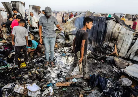 Autoritățile din Gaza spun că peste 20 de oameni au murit într-o lovitură asupra unei tabere de lângă Rafah. Israelul neagă atacul